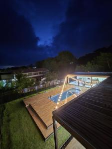 Bazén v ubytování Casa em condomínio Guarapari ES nebo v jeho okolí