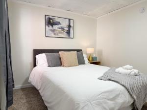 Postel nebo postele na pokoji v ubytování Redbrick Suites - 1BR-1BA Apts near UE