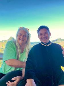 un homme et une femme assis côte à côte dans l'établissement Homestay Nunga หนูหง่าโฮมสเตย์คุณครู, à Mae Hong Son 5 autres photos