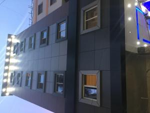 Budova, kde se hotel nachází + 16 fotografií