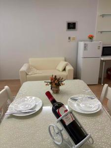 仁川市温馨小屋Cozy House的客厅的桌子上放一瓶葡萄酒 更多6张照片