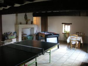 ein Wohnzimmer mit einer Tischtennisplatte in der Unterkunft Maison rustique avec salle de jeux, jardin, 5 chambres près du Zoo de Beauval - FR-1-591-34 in Gehée
