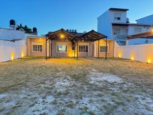 a large yard in front of a building at night at Complejo NAEN - Beach Apartments - Mar del Tuyú in Mar del Tuyú