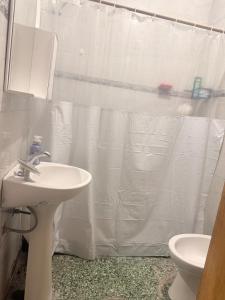 Phòng tắm tại House close to everything