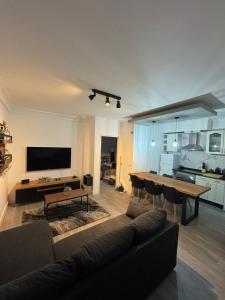 un soggiorno con un divano e un tavolo da pranzo di Cabanas Coastal Escape a Tavira