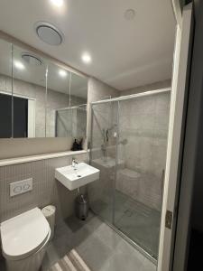 Un baño con ducha, inodoro y lavabo. en The Gosford Modern Nest, en Gosford