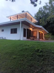 une petite maison blanche avec une grande cour dans l'établissement Fishon Panama Lodge, à Boca Chica