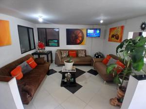 TV a/nebo společenská místnost v ubytování HOTEL LA RUEDA SR