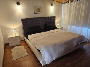 ein Schlafzimmer mit einem großen Bett und zwei Nachttischen in der Unterkunft La Casa in Bogotá