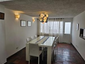 ein Esszimmer mit einem weißen Tisch und Stühlen in der Unterkunft La Casa in Bogotá