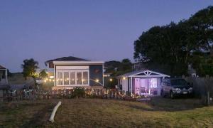 Zahrada ubytování Kiwi Bach - Beachfront & Sunsets