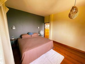 une chambre avec un lit et un mur végétal dans l'établissement Canopy Panorama Residence Double suite, à Haad Yuan