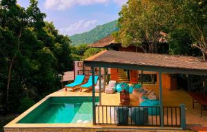 une maison avec piscine à côté d'une maison dans l'établissement Canopy Panorama Residence Double suite, à Haad Yuan