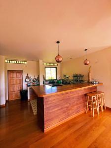 une grande cuisine avec un grand comptoir en bois dans l'établissement Canopy Panorama Residence Double suite, à Haad Yuan