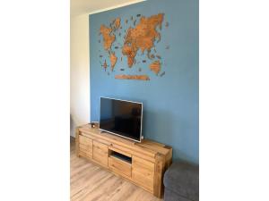 Μια τηλεόραση ή/και κέντρο ψυχαγωγίας στο Ferienwohnung in Burhave