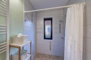 a bathroom with a shower and a shower curtain at Großzügige Ferienwohnung für bis zu 9 Personen in Burhave +11 photos