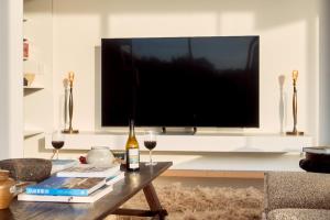 TV a/nebo společenská místnost v ubytování Cloudy Bay Beach House - Luxury Escape in Bruny Island