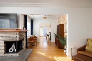 un salon avec une cheminée et une télévision dans l'établissement Modern Retro Close to DT, Zoo, Parking, Hot Tub, à San Diego