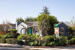 a ne pas entrer dans le panneau devant une maison dans l'établissement Modern Retro Close to DT, Zoo, Parking, Hot Tub, à San Diego 35 autres photos