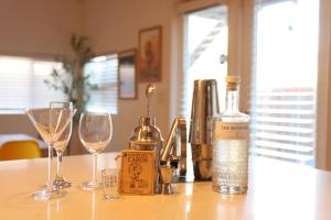 une table avec deux verres et une bouteille de vin dans l'établissement Modern Retro Close to DT, Zoo, Parking, Hot Tub, à San Diego