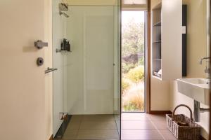 Koupelna v ubytování Cloudy Bay Beach House - Luxury Escape in Bruny Island + 48 fotografií