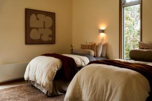 Postel nebo postele na pokoji v ubytování Cloudy Bay Beach House - Luxury Escape in Bruny Island