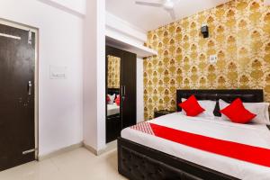 Postel nebo postele na pokoji v ubytování Hotel O A.N College Patna Formerly Hudco Grand
