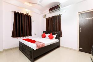 Postel nebo postele na pokoji v ubytování Hotel O A.N College Patna Formerly Hudco Grand