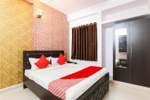 Postel nebo postele na pokoji v ubytování Hotel O A.N College Patna Formerly Hudco Grand + 16 fotografií