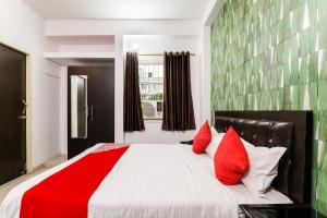 Postel nebo postele na pokoji v ubytování Hotel O A.N College Patna Formerly Hudco Grand