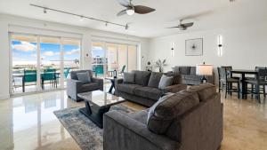 uma sala de estar com dois sofás e uma mesa em 131 Mariners Club em Key Largo