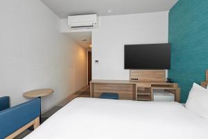 TV a/nebo společenská místnost v ubytování Sotetsu Fresa Inn Osaka Shinsaibashi