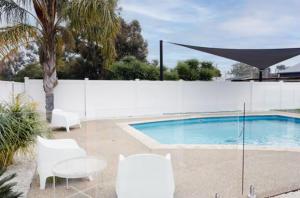 Πισίνα στο ή κοντά στο Yarrawonga Walk Everywhere by Ready Set Stay