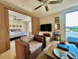 a living room with a couch and a bed at Luxury Boutique Apartments by Xarm Apartments in Santa Marta