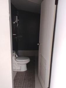 Ban Non Na YaoView x Camping的浴室设有白色卫生间,位于浴室的隔间内。