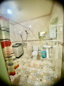 Ένα μπάνιο στο PANABO STAYCATION 2BDR-1BR-OWN KTCHN-UPSTAIRs