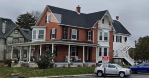 ein Haus mit einem davor geparkten Auto in der Unterkunft Heartland suites bed and breakfast in Gettysburg