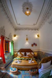 1 dormitorio con 2 camas en una habitación con techo en Riad Layali noor, en Fez 151 fotos más
