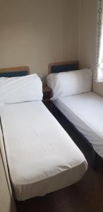 Postel nebo postele na pokoji v ubytování 8 Berth Caravan With Decking To Hire At Naze Marine In Essex Ref 17012Rd