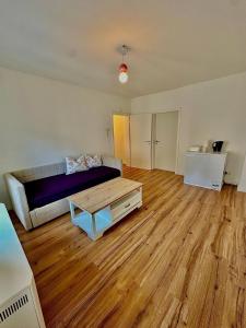 Posezení v ubytování 2-room apartment with attached bathroom No Kitchen + 1 fotografie