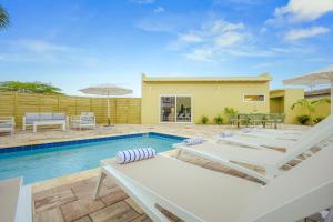 Πισίνα στο ή κοντά στο Modern 3BR Pool Villa 3 Mins to Beach by Bocobay