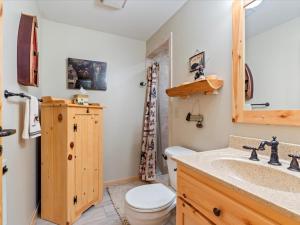 Koupelna v ubytování Sunsets at Lake Mary + 103 fotografií