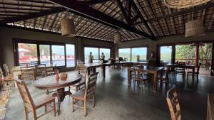 En restaurant eller et andet spisested på Villas Pratagy Orange Bungalow - Private Jacuzzi