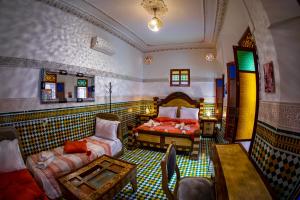 Una cama o camas en una habitación de Riad Dar Leanor