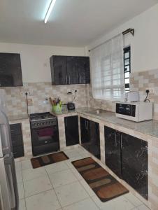 Η κουζίνα ή μικρή κουζίνα στο Cozy Modern Apartment in Ruiru and Fully Equipped
