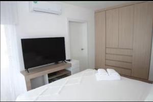 Μια τηλεόραση ή/και κέντρο ψυχαγωγίας στο Oceanfront Apartment 2BR 2BA at Jama Campay includes Resort Access