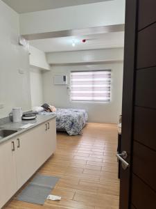 Kuchyň nebo kuchyňský kout v ubytování Mels Place at Tulip Garden Condominium Southwoods