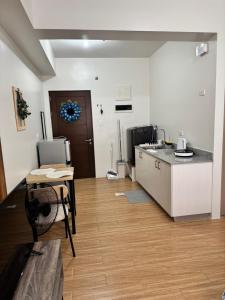 Kuchyň nebo kuchyňský kout v ubytování Mels Place at Tulip Garden Condominium Southwoods