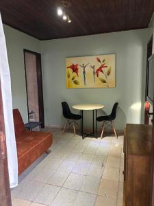 a living room with a couch and a table at Casa da Gigi in Arraial do Cabo