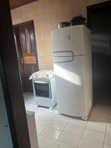 a kitchen with a refrigerator and a stove at Casa da Gigi in Arraial do Cabo